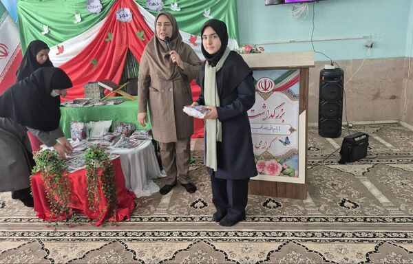 جشن باشکوه پیروزی انقلاب در مدارس مروست