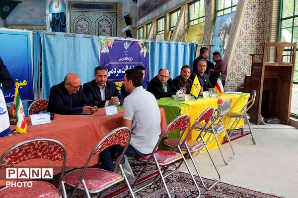  برپایی میز خدمت در حاشیه نماز جمعه بجنورد با حضور مسئولان استانی
