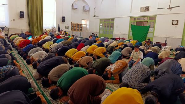  اقامه نماز جماعت و بازدید صمیمی از اعتکاف پسران در خلیل آباد