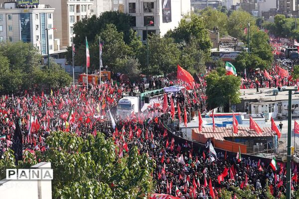 حماسه وفاداری بیعت در پایتخت معنوی ایران؛ بدرقه میلیونی آقای شهید ایران در مشهد مقدس 