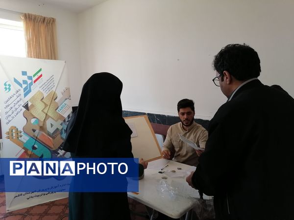 آثار دانش اموزان هنرمند کاشمر در کانون عاطفه 