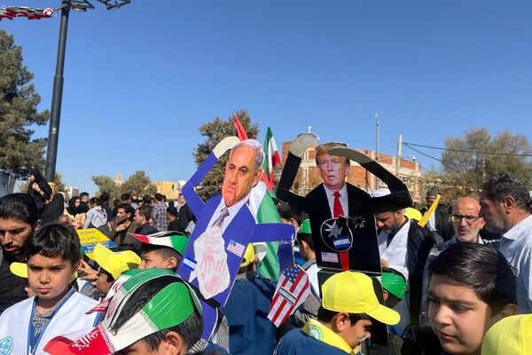 خروش هزاران دانش آموز ورامینی در ۱۳ آبان
