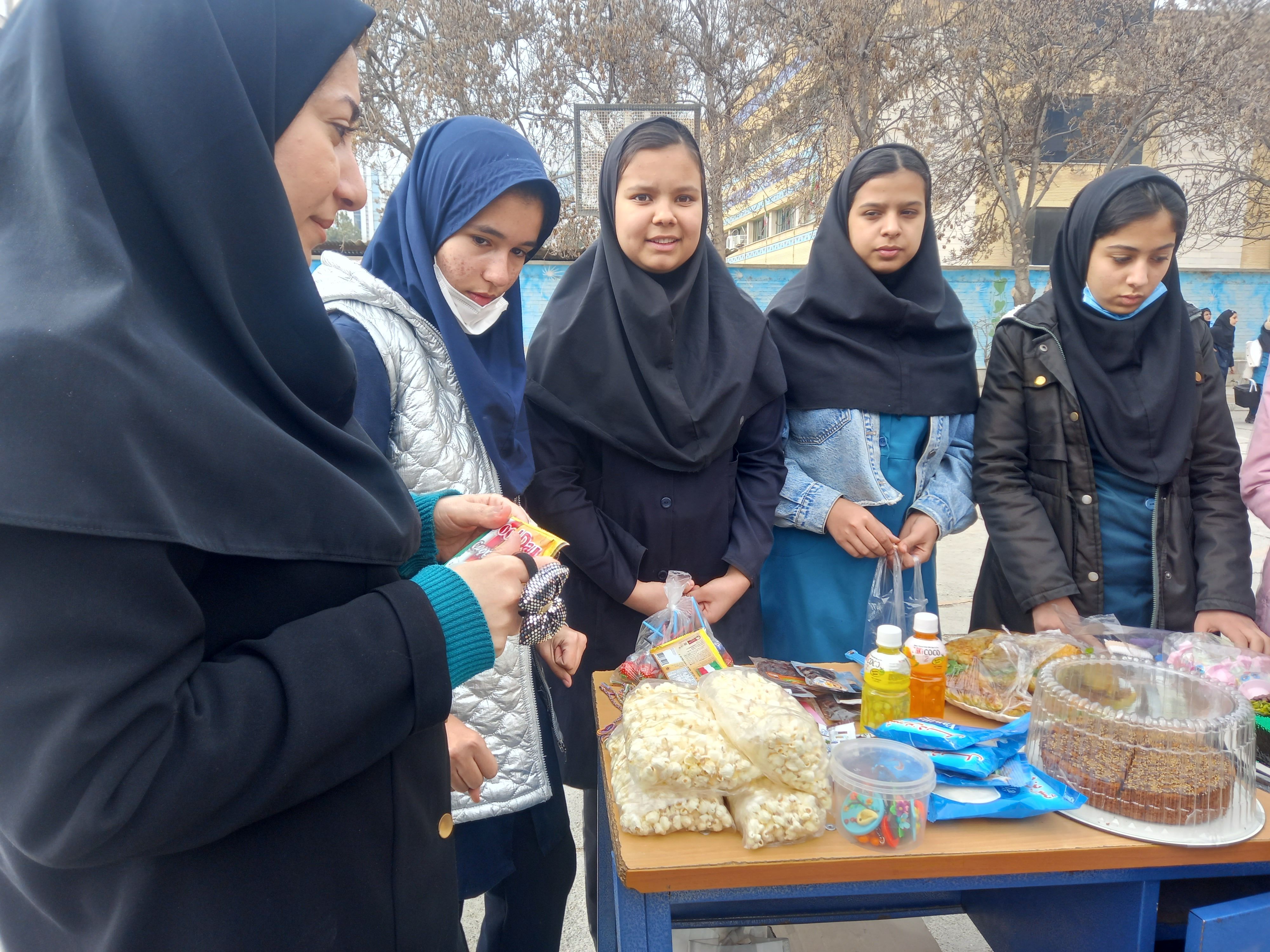 بازارچه درون مدرسه‌ای در مدرسه فاطمیه شهرستان شیروان