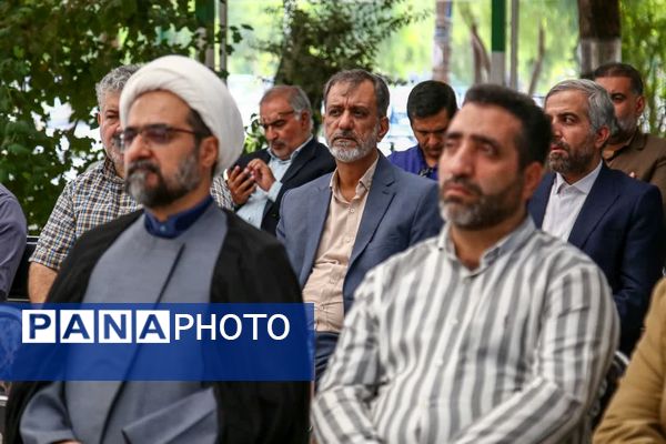 آیین غبارروبی مزار شهدا با حضور اصحاب رسانه در قم