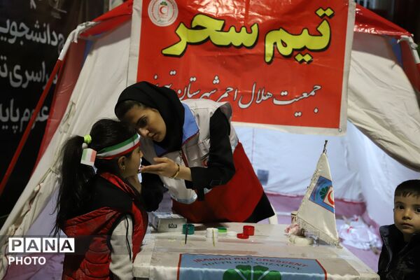 محفل گرم تشکیلاتی دانش‌آموزان در تجمع مردمی تبریز با حضور قائم‌مقام معاون وزیر در سازمان دانش‌آموزی