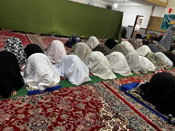 آخرین لحظات معنوی روز اعتکاف در مسجد امام حسین(ع)