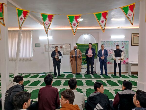 تجلیل از اعضای فعال بسیج دبیرستان نمونه آیت‌الله خامنه‌ای کاشمر