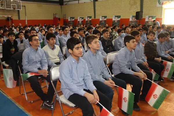 یادواره شهدای جنگ تحمیلی ۱۲ روزه در دبیرستان شاهد سالارشهیدان(ع)