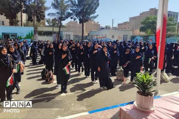 لبخندهای دانش‌آموزان دبیرستان شهید بهرامی در روز نخست مهر