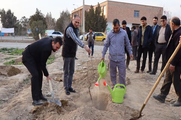 آیین روز درختکاری در هنرستان کشاورزی شهید باهنر پاکدشت 