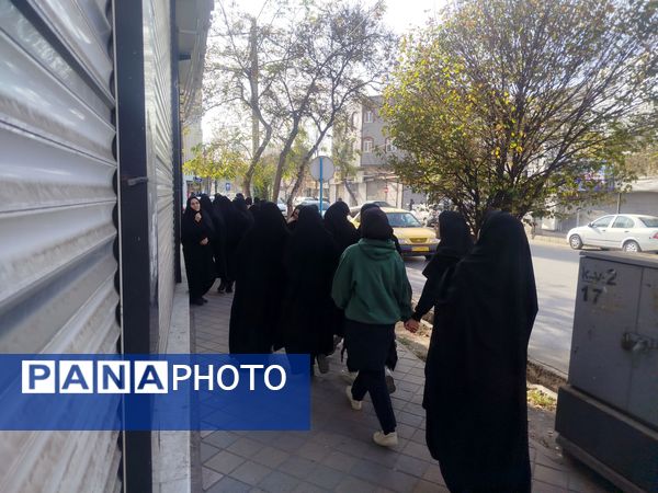 حضور پرشور دانش‌آموزان دبیرستان هیئت امنایی معراج اردبیل در راهپیمایی روز ۱۳ آبان ماه