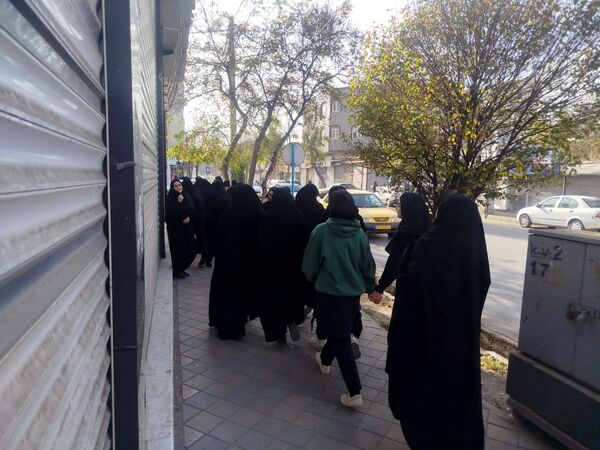 حضور پرشور دانش‌آموزان دبیرستان هیئت امنایی معراج اردبیل در راهپیمایی روز ۱۳ آبان ماه