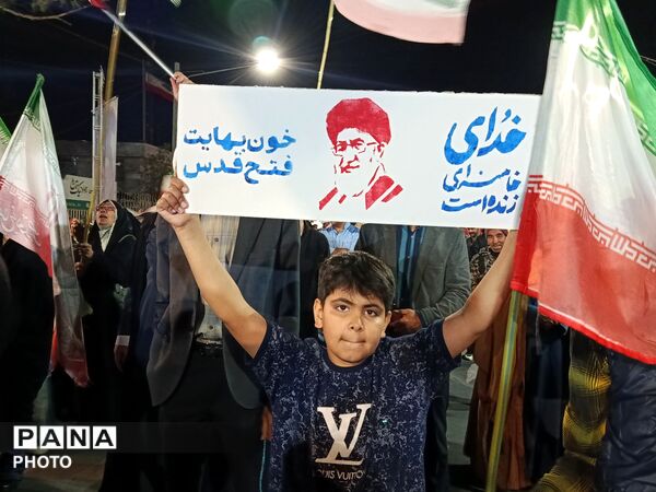تابلو هایی بر آسمان؛ سخنانی از دل مردم تا عکس رهبری
