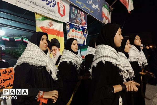حضور پرشور دانش‌آموزان دبیرستان امام علی(ع) متوسطه اول در غرفه شهدای دانش‌آموز ورامین