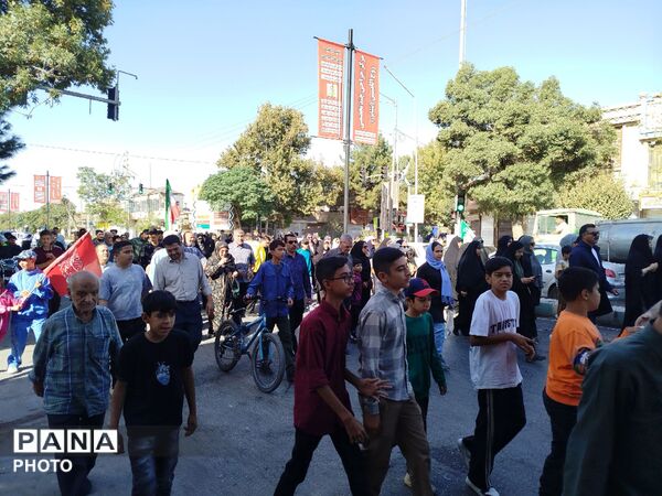 هم‌قدم با خانواده به یاد حماسه‌سازان دفاع مقدس