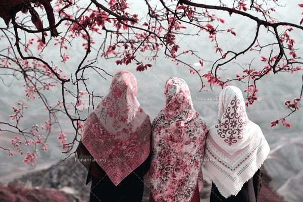 روسری دور کمر،هویت روی زمین
