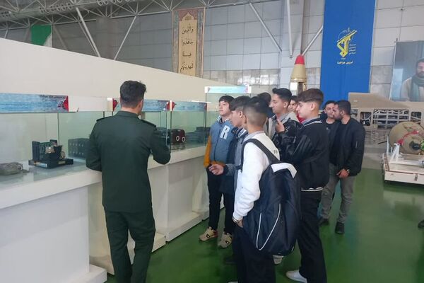 بازدید بسیج دانش‌آموزی بهارستان 2 از نمایشگاه هوافضا سپاه پاسداران