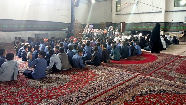 شادی‌ و‌ امید‌ در‌ دبستان‌ شهید‌ دیالمه‌ به‌ مناسبت‌ روز‌ جهانی‌ کودک‌