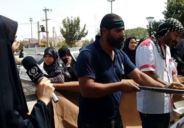 خدمت رسانی نانوایان قم در مراسم تشییع رهبر شهید