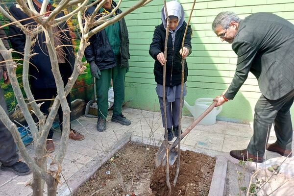 گرامیداشت روز درختکاری در دبستان حکیم نظامی کهریزک 