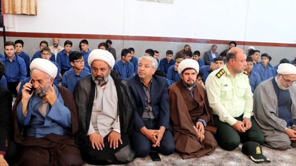 زنگ نماز در دبیرستان برزگر با حضور آیت الله علم الهدی 