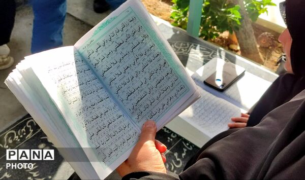 روز عرفه ، روز توبه و بندگی در گلستان شهدای نجف آباد