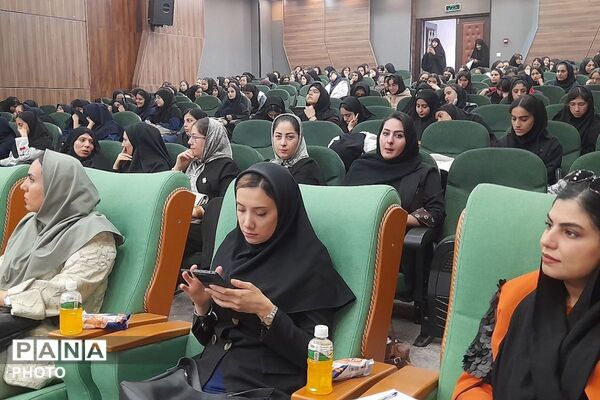  کارگاه تفکر دیزاین در تولید اکسسوری چرمی با حضور هنرجویان و هنرآموزان هنرستان‌های ملارد