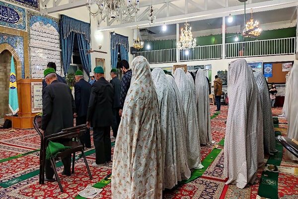 اقامه نماز جماعت باحضور معتکفین در مسجد جامع شهر بار نیشابور 