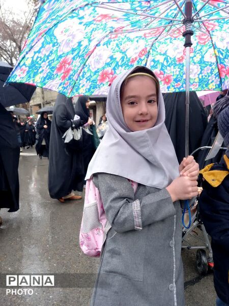 حضور دانش‌آموزان با کوله‌پشتی به یاد همکلاسی‌های مینابی در روز جهانی قدس همدان