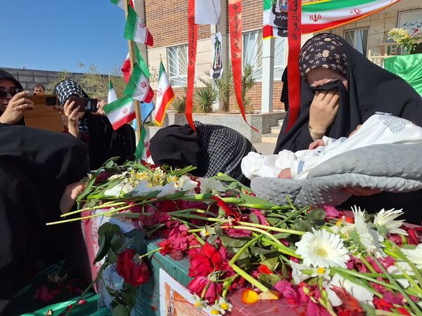 میزبانی دانش‌آموزان دختر بیرجندی از شهید گمنام 