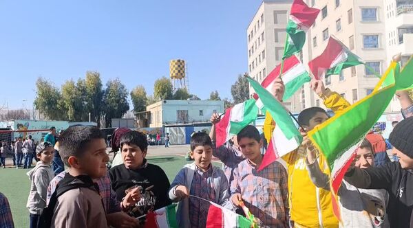  نواختن زنگ انقلاب در دبستان حضرت ابوالفضل(ع)2