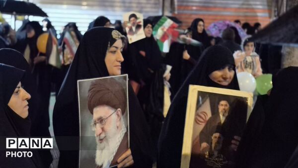 قرار شبانه فارسانی‌ها زیر باران برای دفاع از وطن