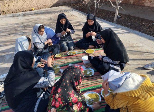 آش نذری‌‌ به‌ مناسبت‌ شهادت‌ امام‌ هادی (ع) در مدرسه تکتم خلیل آباد