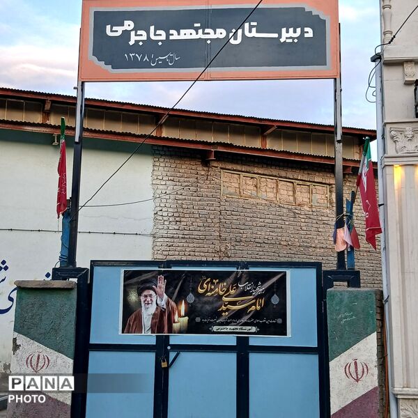 حضور پررنگ و حماسی فرهنگیان و دانش آموزان در عزای رهبر شهید