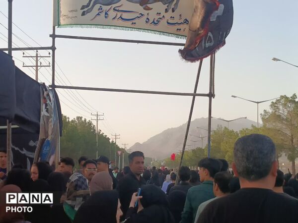 رقص پرچم‌ها در باد عزای کاشمر هم‌صدایی آسمان با زائران