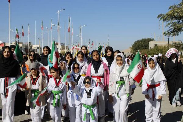 حضور پرشور دانش‌آموزان گچساران در راهپیمایی ۲۲ بهمن