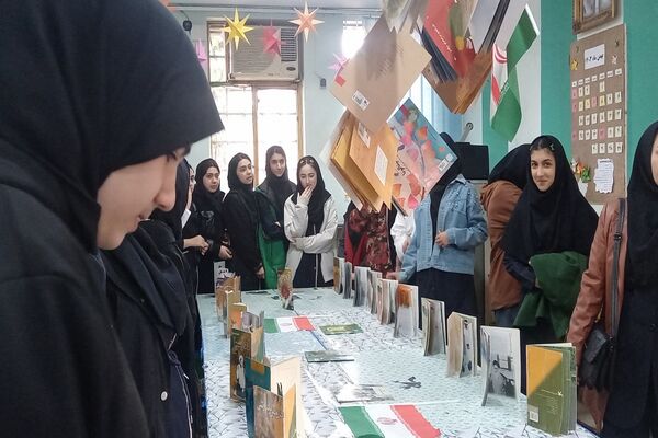 بازدید دانش‌آموزان دبیرستان عفت از کانون پرورش فکر کودکان و نوجوانان پارس‌آباد