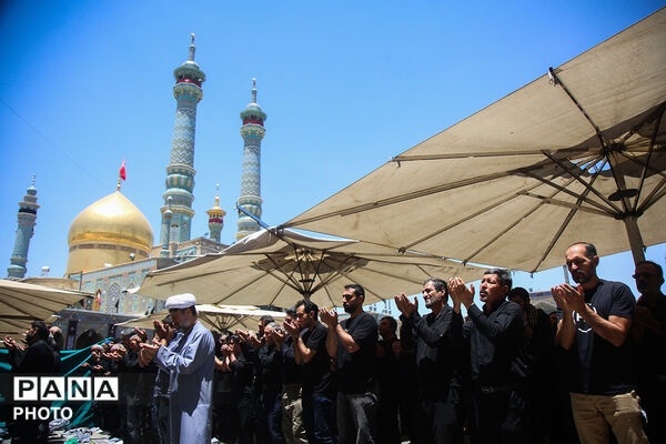 حضور باشکوه عزاداران عاشورایی در نماز جماعت ظهر