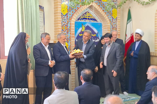 وزیر آموزش و پرورش میهمان دانش‌آموزان مدرسه شاهد دالکی
