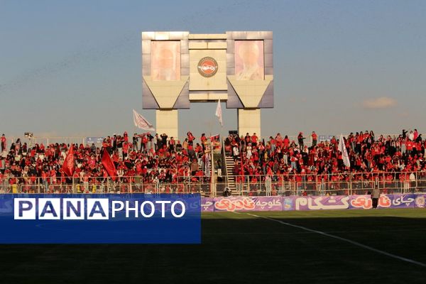 برد شیرین تراکتور در خانه مقابل آلمینیوم اراک