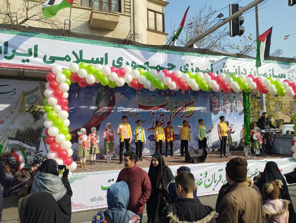 حال و هوای غرفه‌های سازمان دانش‌آموزی و خبرگزاری پانا در راهپیمایی ۲۲ بهمن