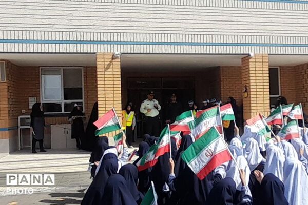 میزبانی دختران مدرسه محدثه شاهد از سرگرد چگینی فرمانده نیروی انتظامی ورامین و همراهانشان