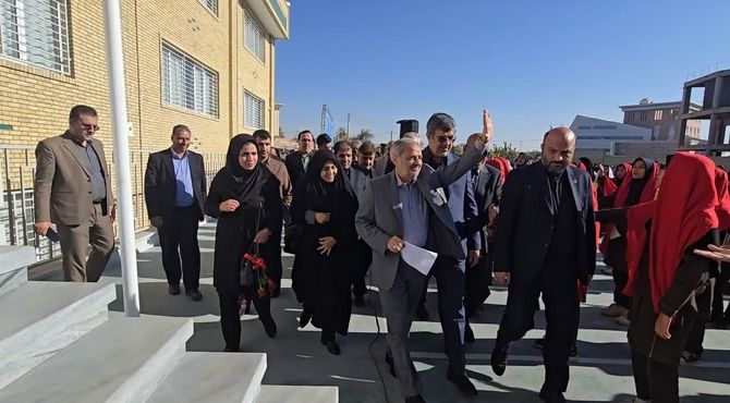 هنرنمایی دانش آموزان دبیرستان عفت یزد با اجرای پیرامید در حضور وزیر آموزش و پرورش