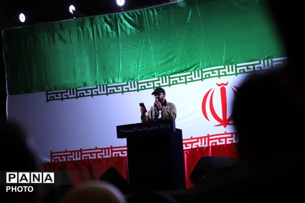 حضور پررنگ اداره آموزش و پرورش در راهپیمایی میدان انقلاب
