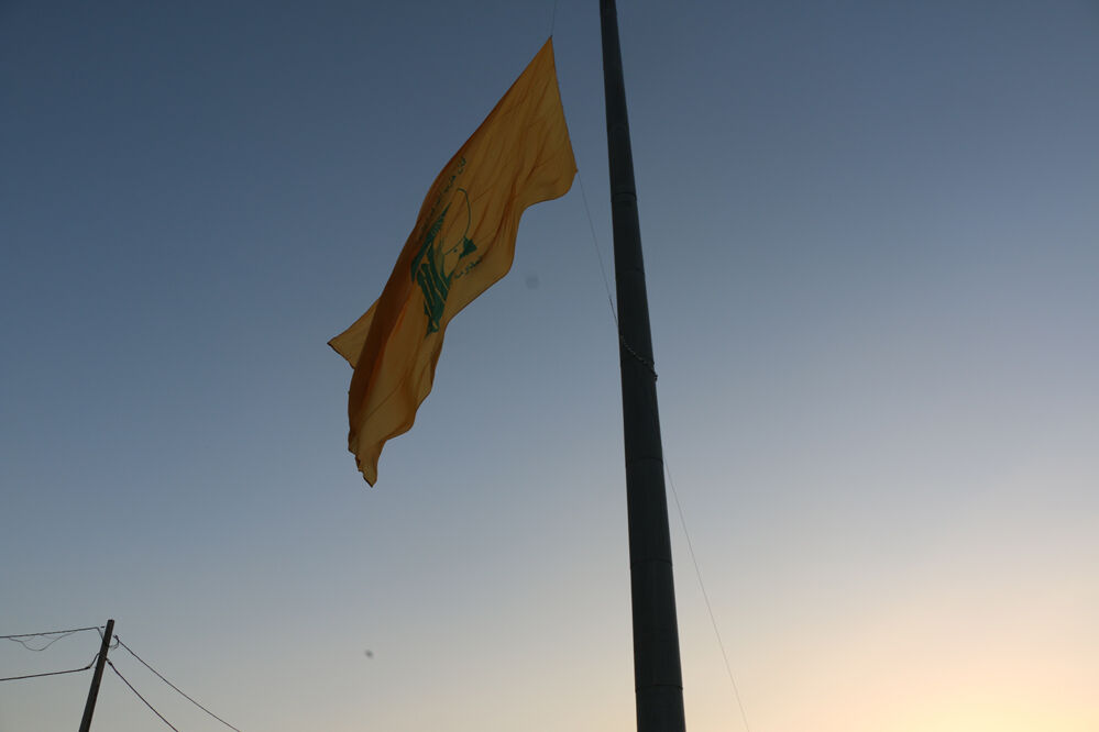 اهتزاز پرچم حزب‌الله لبنان بر بلندترین برج قم
