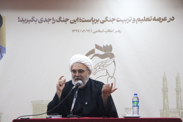 نشست معلمان شهر یزد با محسن قنبریان در یزد