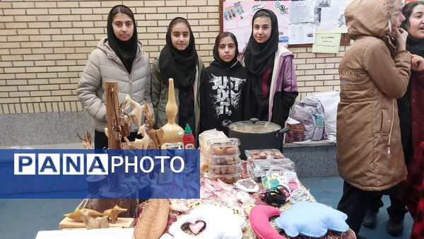 بازارچه دانش‌آموزی در دبیرستان فرزانگان ایلام