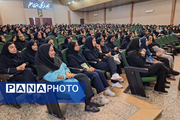 تجلیل از دانش‌آموزان رتبه‌های برتر دبیرستان پویش ناحیه 3 شیراز 