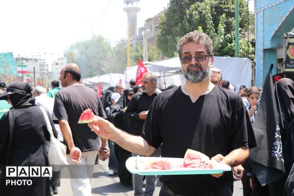 کیلومترها دورتر از حسین(ع)، اما قدم در را او