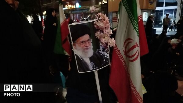 نگاهی به سیمای نورانی رهبر شهید در دست مردم